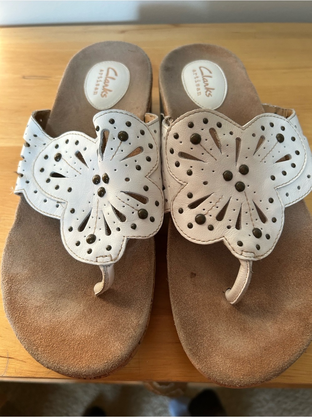 Clarks White Floral Cutout Leather Toe-Post Sandals size 9